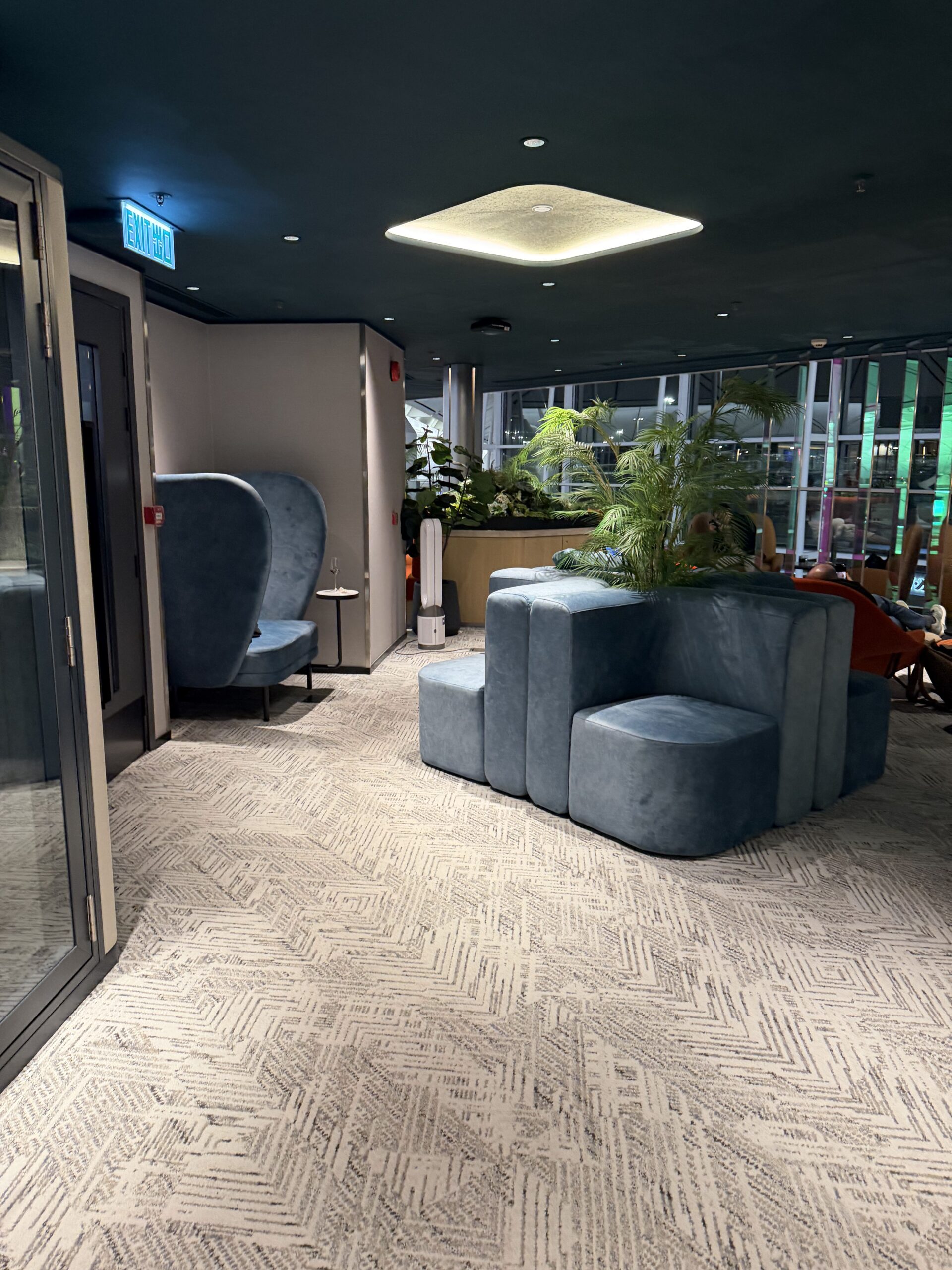 Quiet seating area at the Kyra Lounge Hong Kong Gate 40