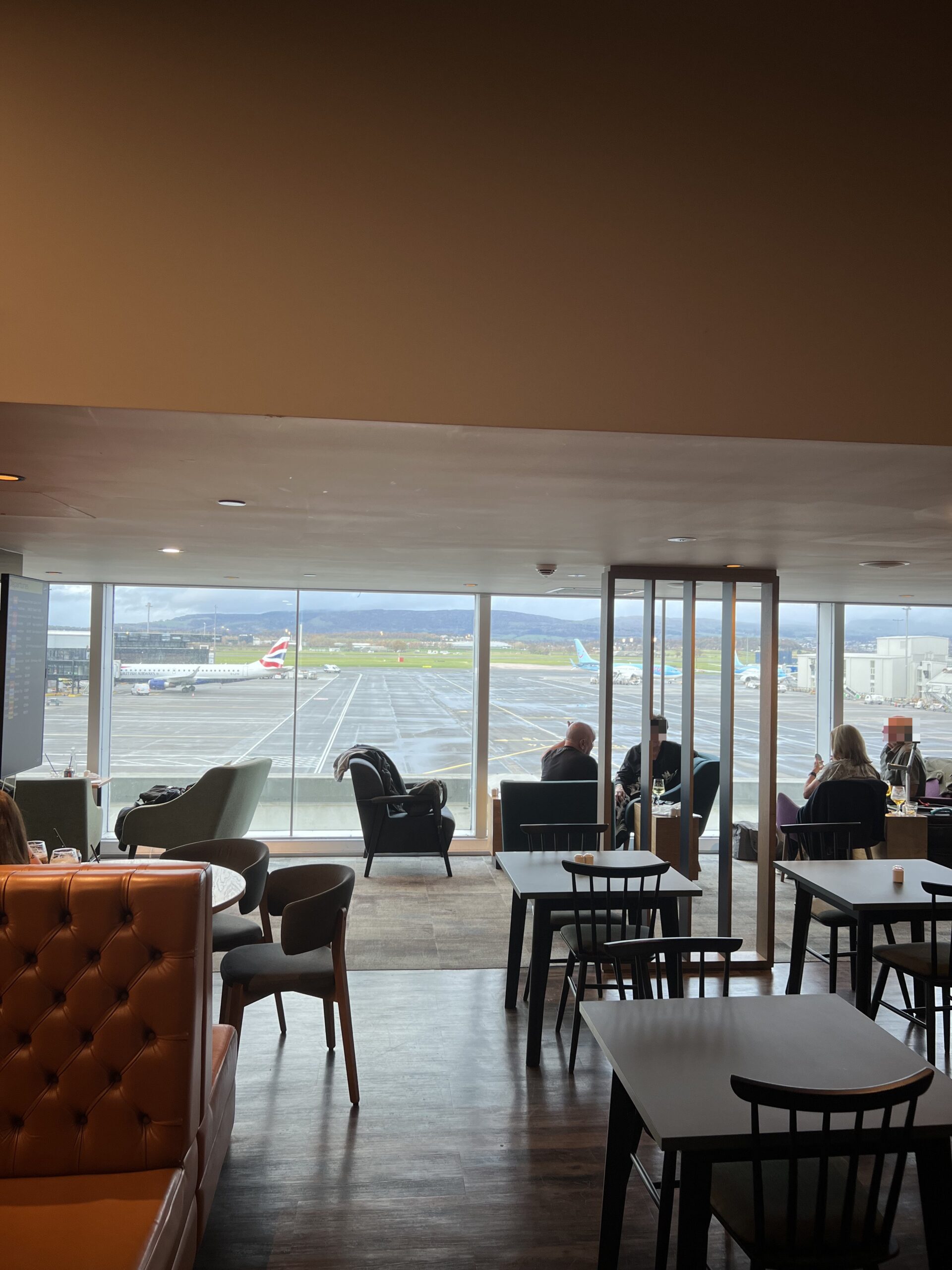 Best Lounge at Glasgow Airport: Lomond Lounge vs Upper Deck Lounge