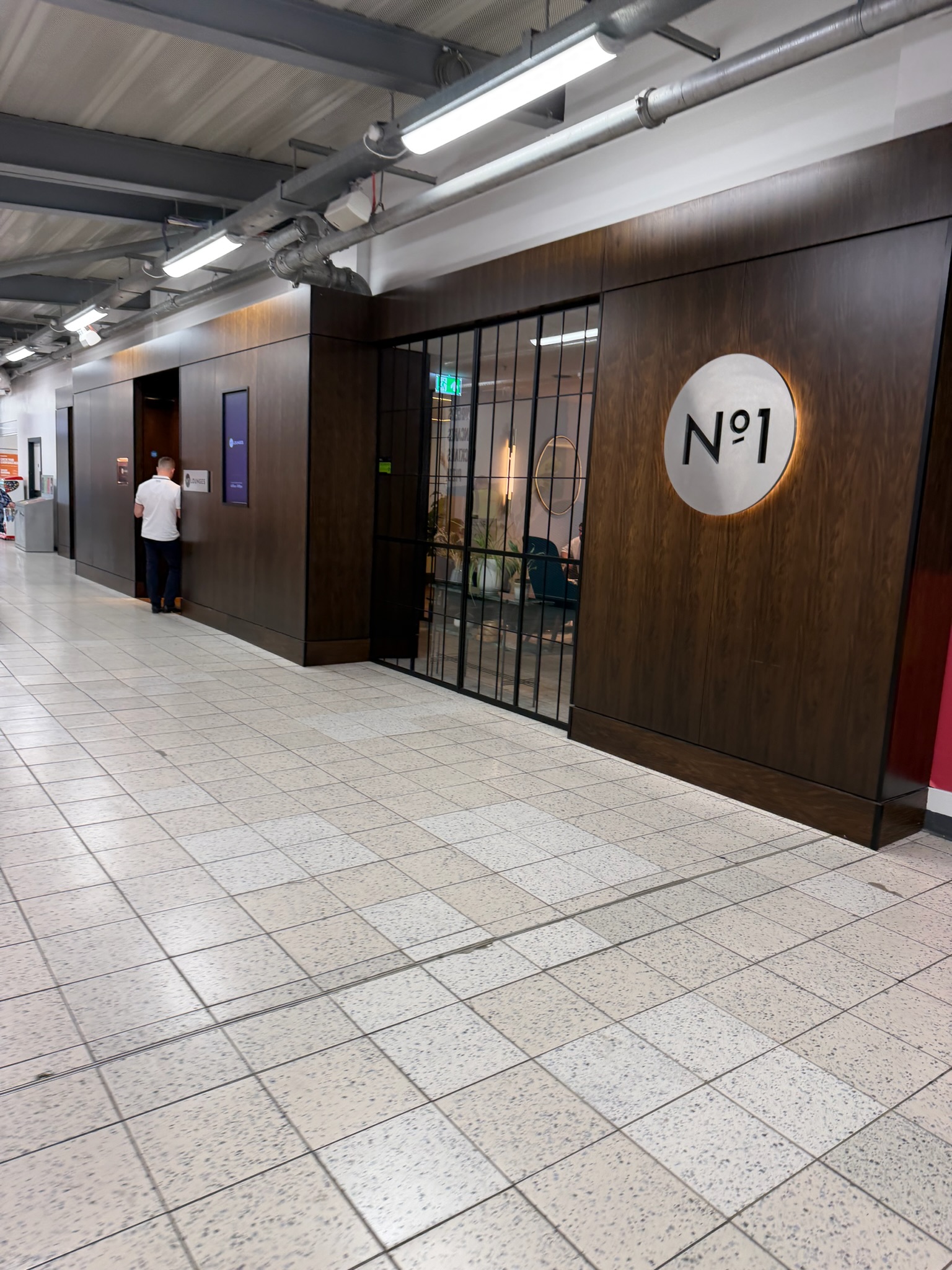 Entrance to the No1 Lounge at Luton Airport
